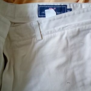 Men's cream colored vineyard Vines cargo shorts